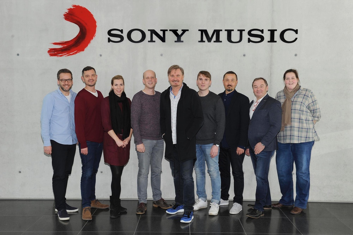 Trafen sich in München zur Vertragsunterzeichnung (von links): Arndt Sedler (Director Marketing AOR Label Group), Nico Gössel-Hain (Director Director Artist Communication), Anne Spille (Di...