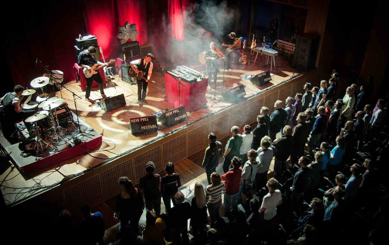 Stimmungsvoll und gut besucht: das New Fall Festival 2012, hier beim Auftritt von Get Well Soon