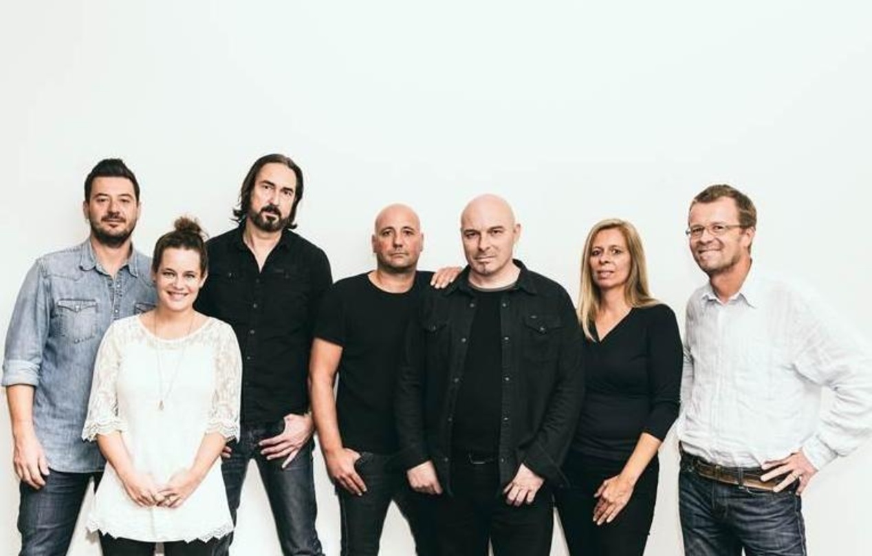 Bei der Vertragsunterzeichnung (von links): Maurizio Dottore (Director Marketing and A&R Sony Music Switzerland), Stephanie Oehen (Product Manager and A&R Sony Music Switzerland), Tommy Ve...