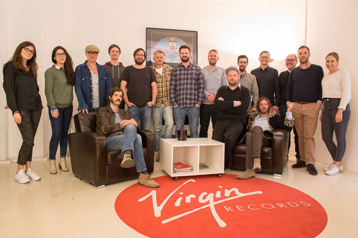 Trafen sich zur Vertragsunterzeichnung (von links): Michaela Condé (Praktikantin Virgin Records), Sarah Friedl (Assistant to General Manager Virgin Records), Markus Bruns (General Manager ...