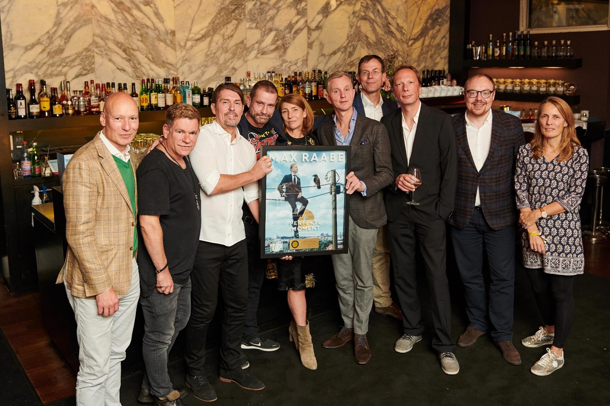 Bei der Award-Übergabe: Max Raabe (fünfter von rechts) mit seinem Team
