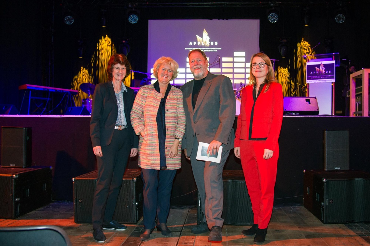 Luden zum Applaus 2017 nach Dresden (von links): Staatsministerin Eva-Maria Stange, Kulturstaatsministerin Monika Grütters, der Jury-Vorsitzende Dieter Gorny und Annekatrin Klepsch, Beigeo...