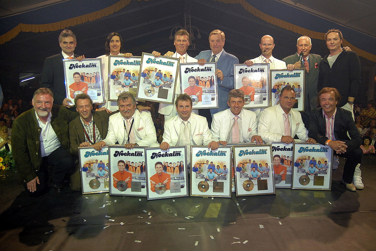 Feierten in Millstatt: das Nockalm Quintett mit Freunden und Partnern||Freuten sich über Gold und Platin (v.l.n.r., stehend): Franz Selb (Geschäftsführer Koch Universal Music), Sigi Willma...