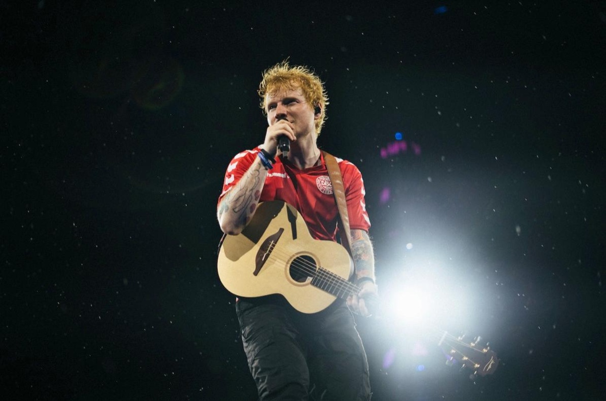 Trug in Kopenhagen mit Rot und Weiß die Farben der dänischen Flagge: Ed Sheeran