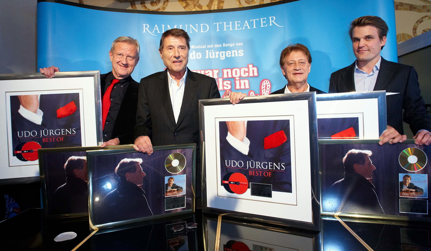 Bei der Verleihung in Wien (v.l.n.r.): Freddy Burger (Udo Jürgens Management), Udo Jürgens, Produzent Peter Wagner und Philip Ginthör (General Manager Sony Music Austria)