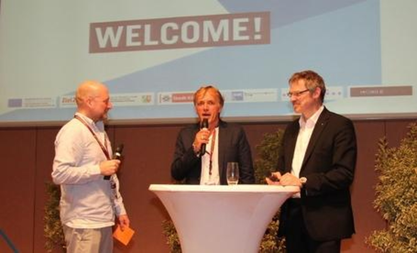 Tagen auch 2018 mit der c/o pop Convention in der IHK (von links): Ralph Christoph und Norbert Oberhaus (beide c/o pop) mit Ulrich S. Soenius (IHK), hier bei der Kongresseröffnung 2012