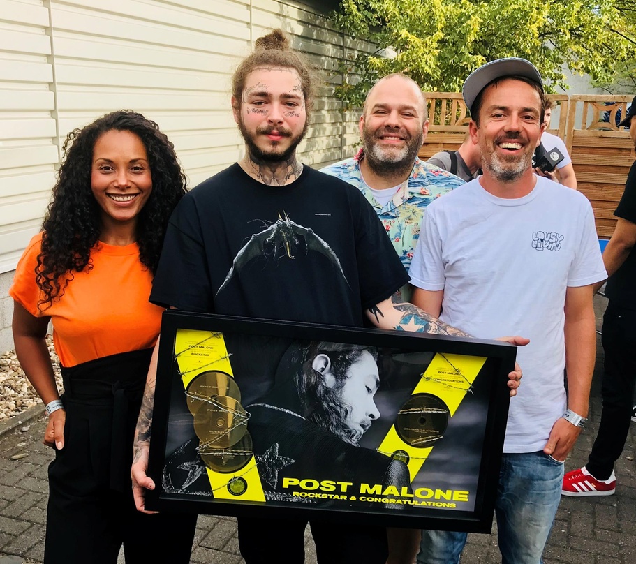 Mit reichlich Edelmetall am Kölner Tanzbrunnen (von links): Anshana Mtoro (Senior Product Manager Universal Music International), Post Malone, Ulf Zick (Managing Director Universal Music I...