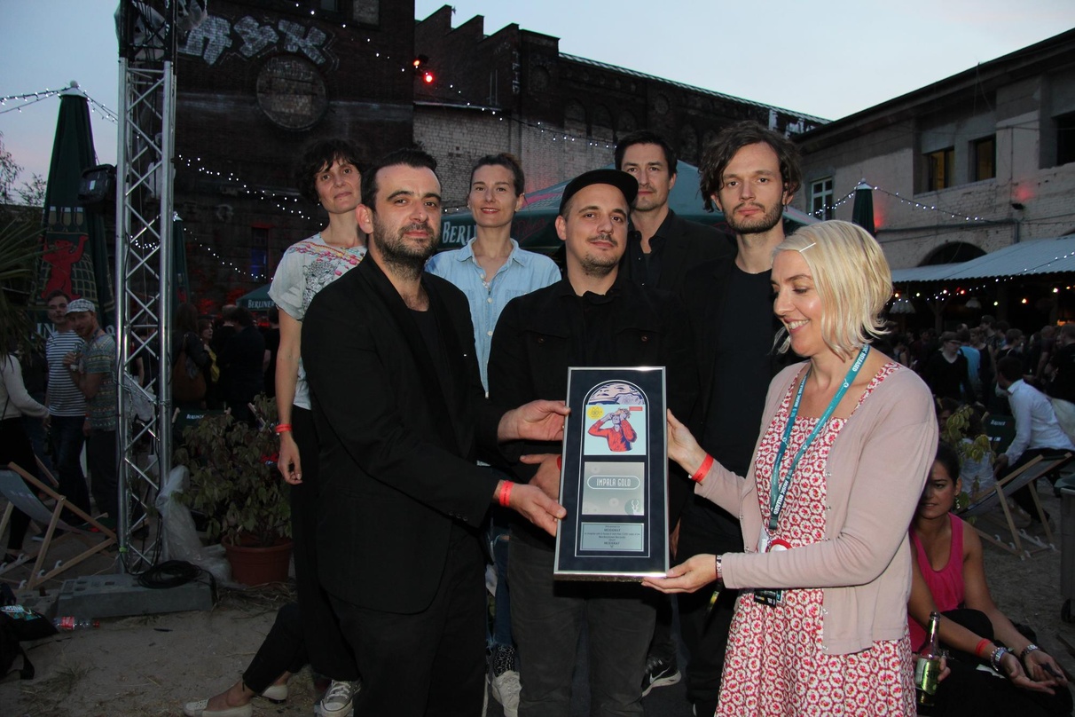Bei der Verleihung des Impala-Awards: Moderat (vorn) mit Helen Smith (vorn rechts) und dem Monkeytwon-Team (dahinter)