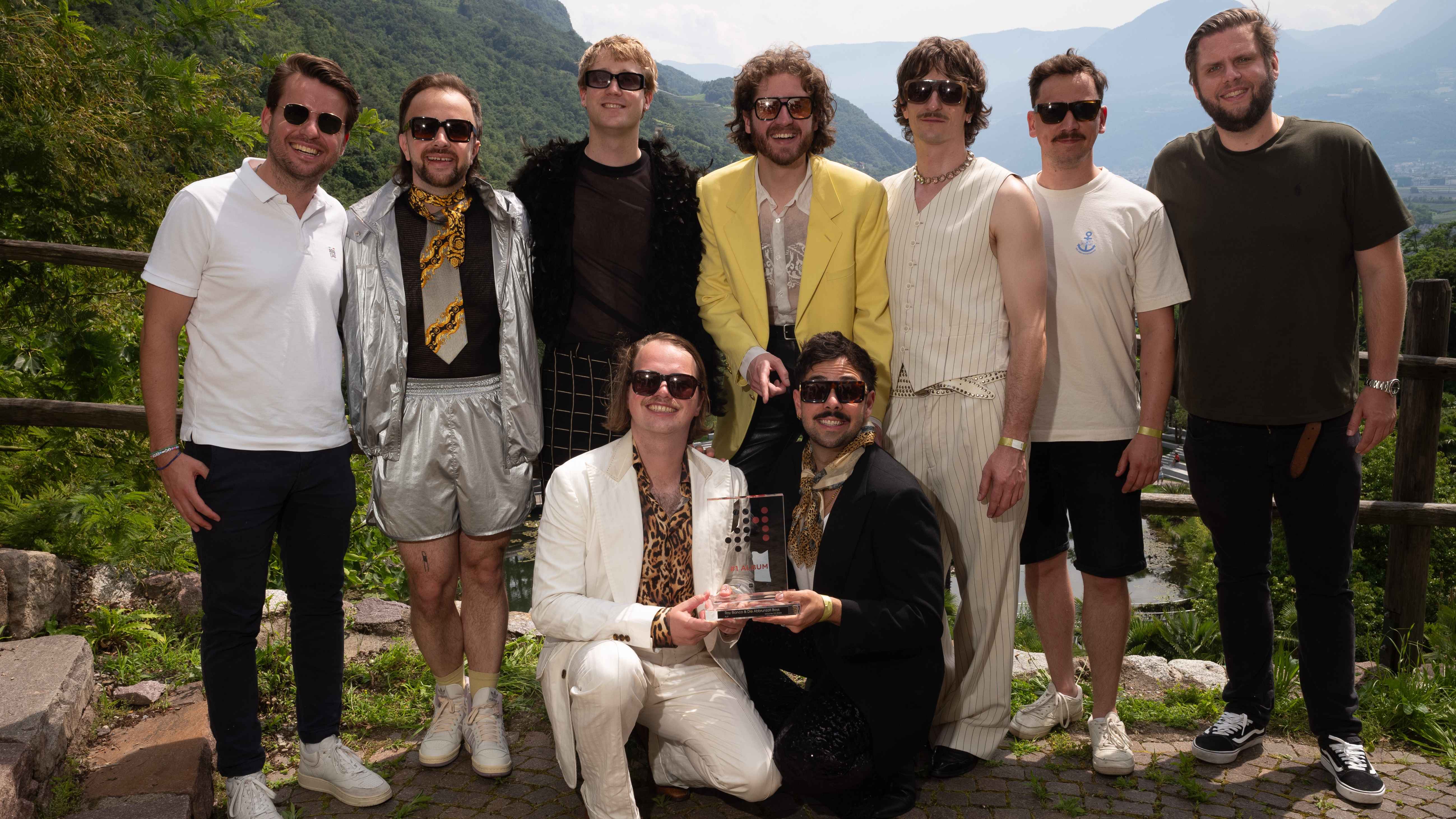 Mit dem Nummer-eins-Award von GfK (von links): Leonard Prasuhn (General Manager Better Now Records/Senior Director A&R Electrola), Ralph Rubin, Blechkofler, Roy Bianco, Eisensepp, Die Abbr...