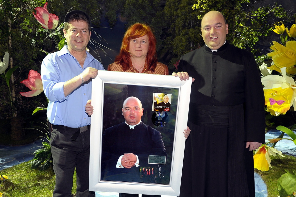 Bei der Verleihung in der Kulisse des "Frühlingsfests": Michael Hirte (l.), Elisabeth Angerer und Pfarrer Franz Brei
