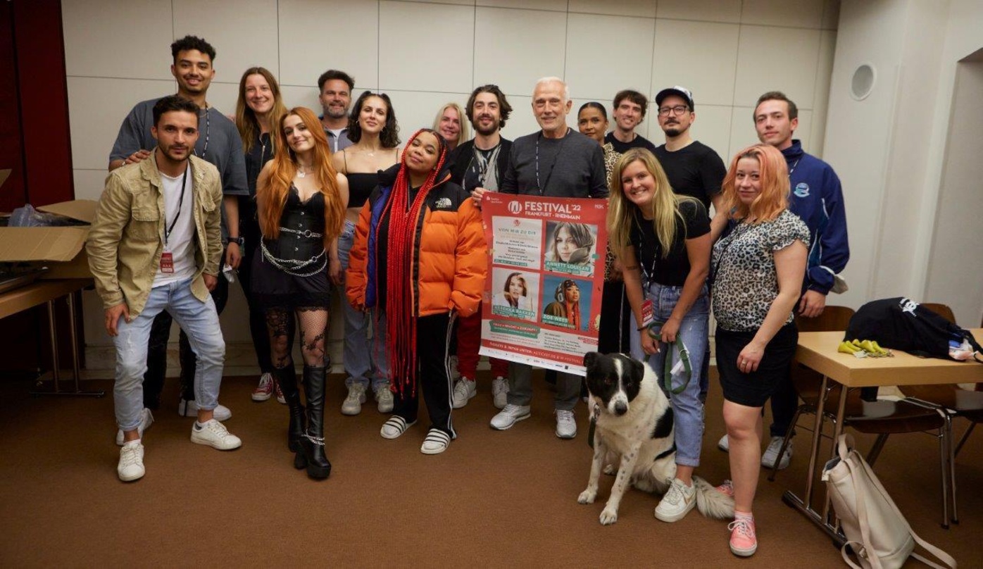 Backstage beim W-Festival: das Team um Bernd Hoffmann (Mitte, mit Plakat) und Zoe Wees