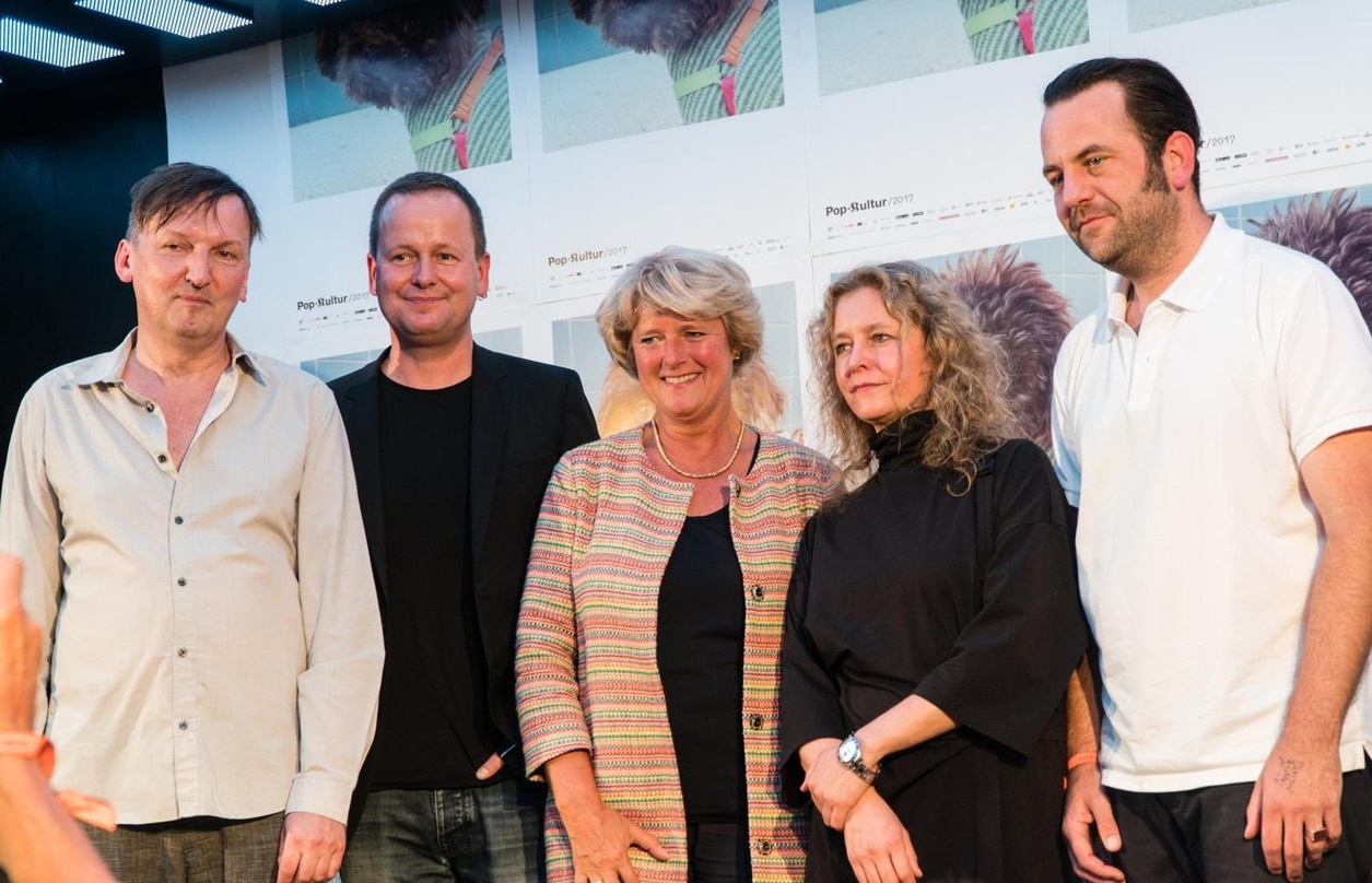 Gaben in der Kulturbrauerei den Startschuss zum Festival Pop-Kultur (von links): Pop-Kultur-Kurator Christian Morin, Berlins Kultursenator Klaus Lederer (Die Linke), Kulturstaatsministerin...