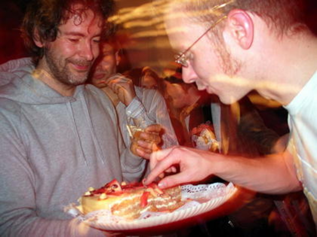 "Intro"-Chef verteilt Torte: Matthias Hörstmann (l.)