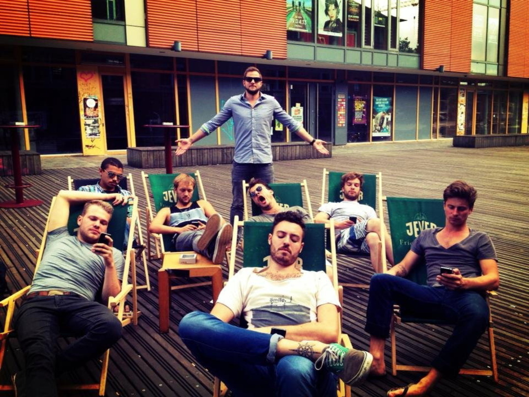 Kümmert sich künftig ums Kollektiv: Benjamin Voß (Manager A&R & Creative Sony/ATV, stehend) mit den Musikern (vorn, von links) Ben, Daniel und Tom sowie (Mitte) Laurens, Kuchen, David und ...