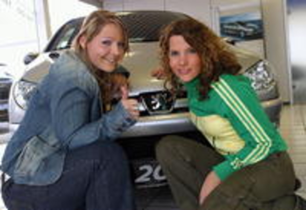 Fahren jetzt Peugeot: eLa (l.) und Kati von Wonderwall