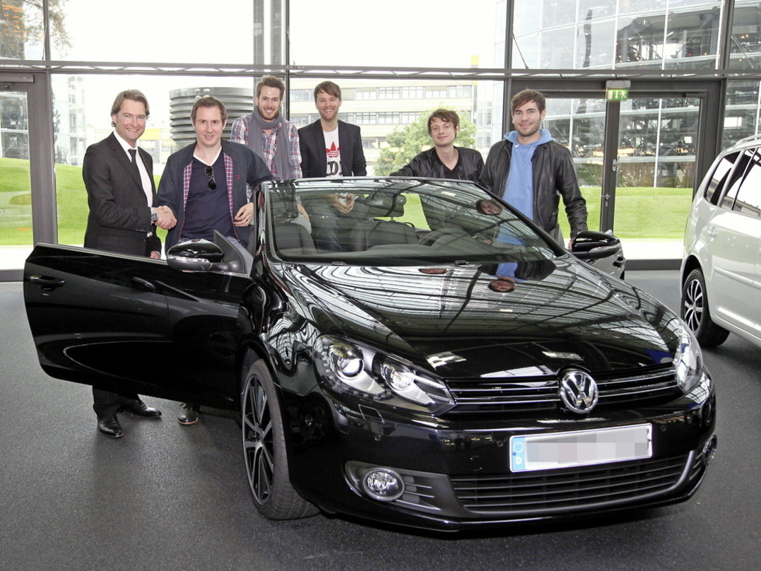Im Wolfsburger KundenCenter von VW überreichte der Automobilkonzern der Band Revolverheld fünf Fahrzeuge. Die Band hatte 2010 den Song für eine VW-Kampagne aufgenommen und setzt nun die Zu...