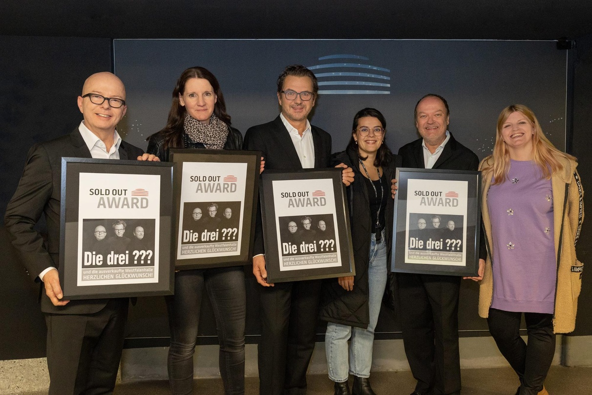 Bei der Awardübergabe in der Westfalenhalle: Die Sprecher der drei Fragezeichen und ihre Live-Partner:innen