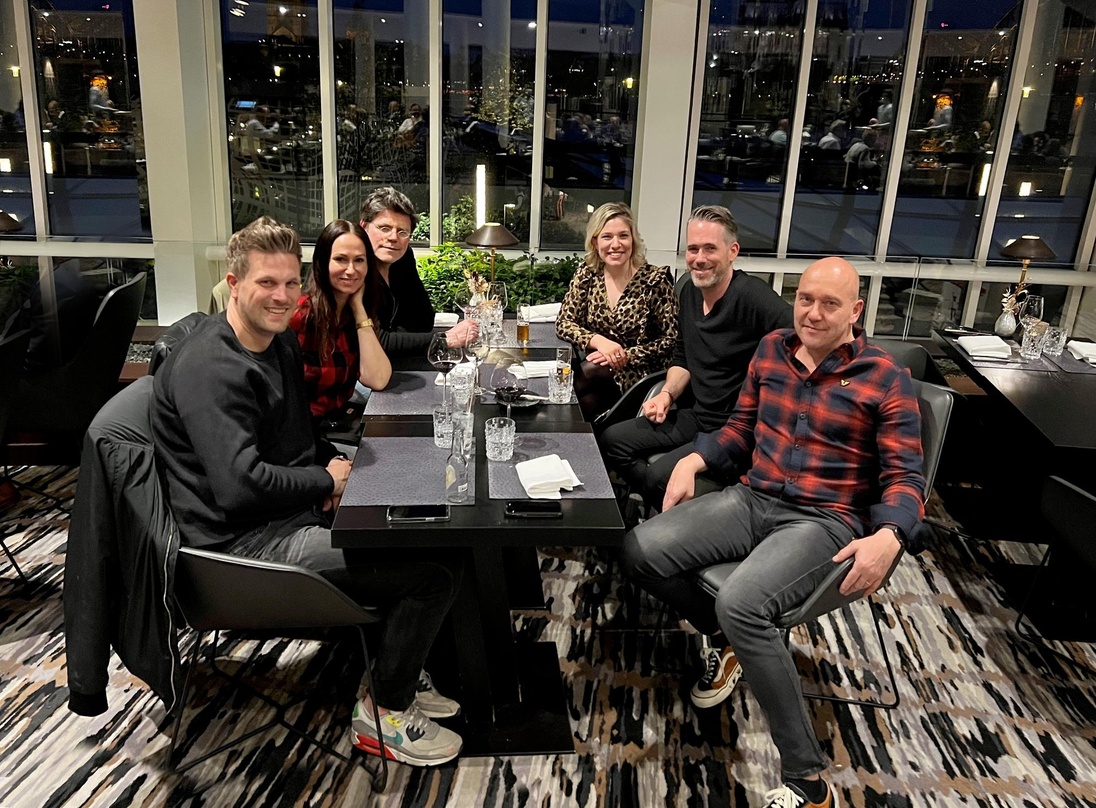 Partnerschaft perfekt: Laura Wilde hinten rechts) mit dem Team von More Music und ihrem Produzenten Rainer Kalb (vorne rechts)