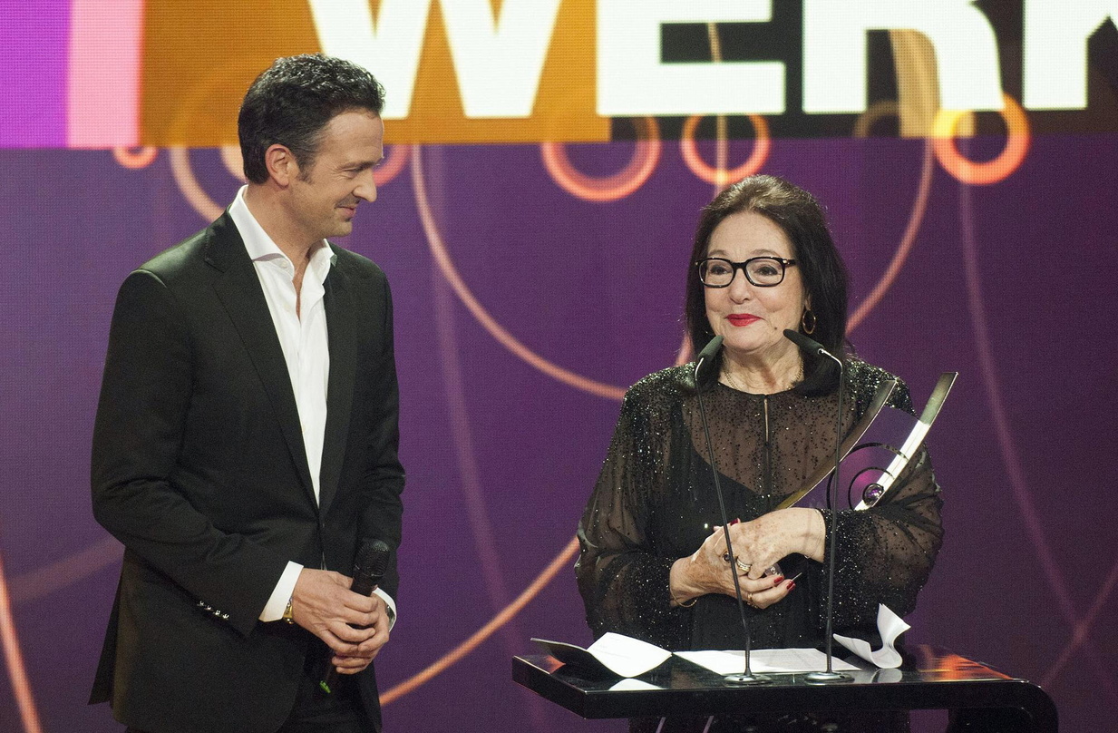 Kennt sich mit den Aufgaben eines Laudators beim Echo bereits aus: Till Brönner, hier als Laudator mit Preisträgerin Nana Mouskouri bei der Verleihung des Echo Pop im Frühhar 2015