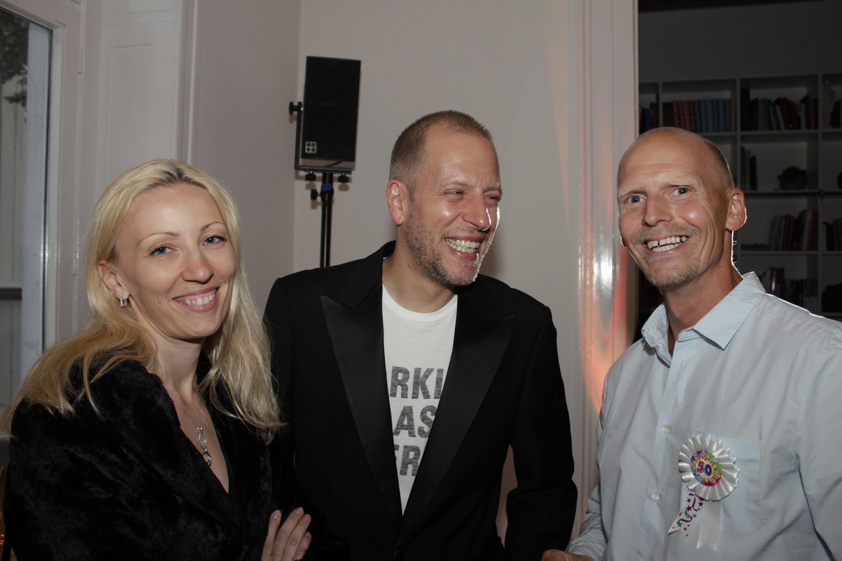 Feierten mit Verlagschef Benjamin Schacht (r.): Lotto King Karl mit Begleiterin Natascha Doll
