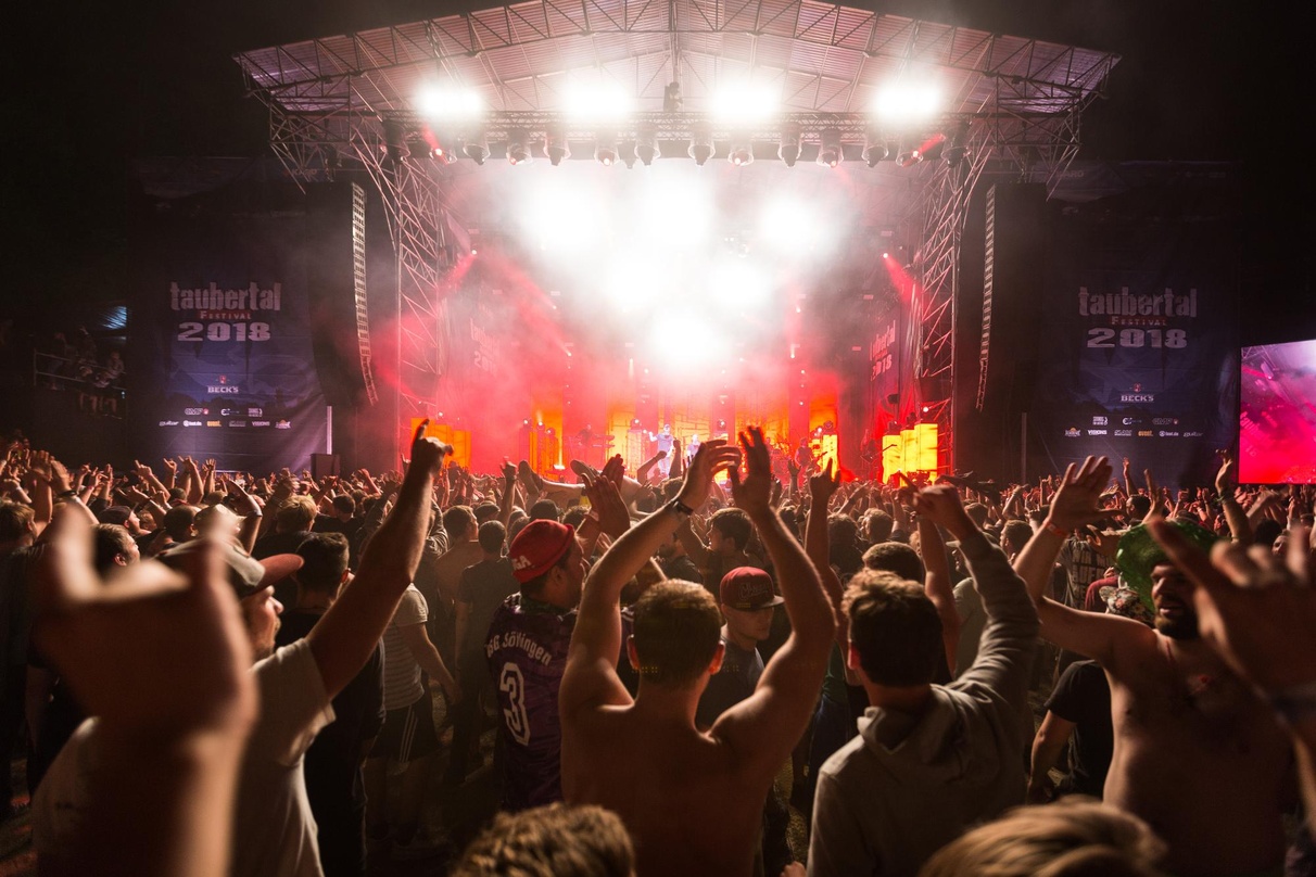 Solche Bilder gibt es erst wieder 2022: Jubelnde Musikfans beim Taubertal-Festival