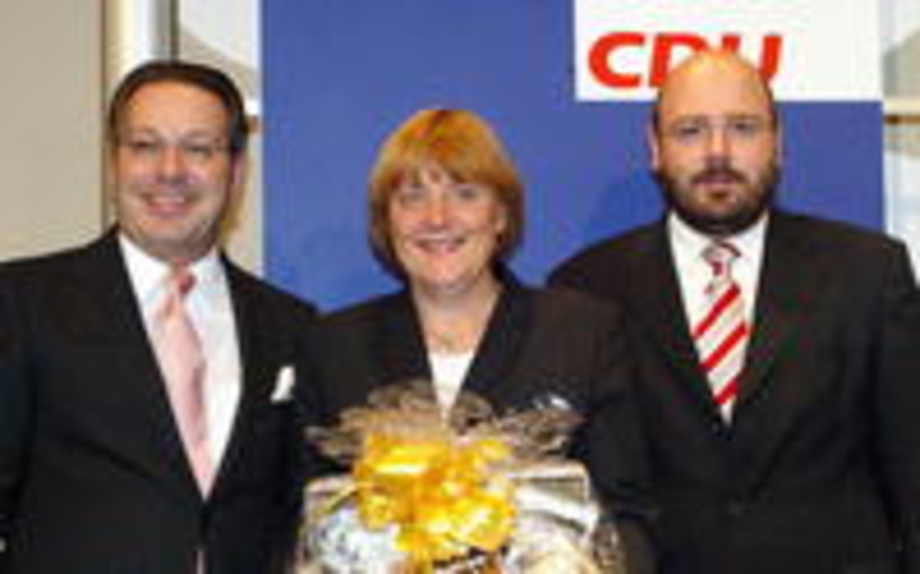 Geschenke für die CDU-Vorsitzende (v.l.n.r.): Gebhardt, Merkel und Kampeter