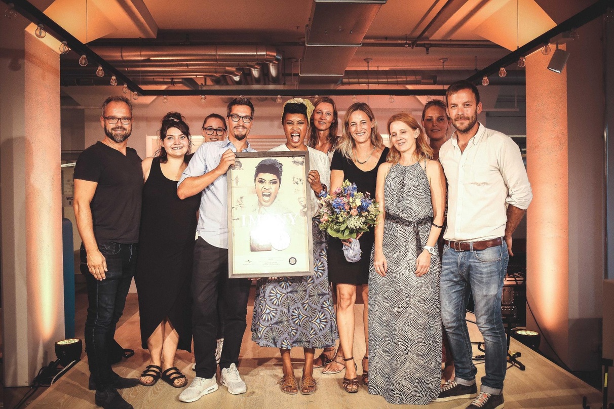 Bei der Platinübergabe (von links): Dirk Schoembs (Director Radio Promotion PIL), Lena Brenninger (Volontärin TV + Press Promotion PIL), Sonja Werthmann (Manager Sales Marketing Universal ...