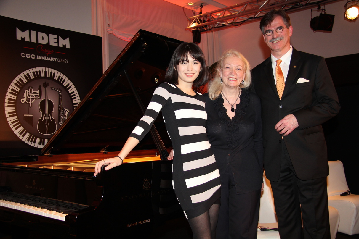 Kam als Botschafterin der Klassik zur Midem: Die Pianistin Alice Sara Ott (links) mit Midem-Repräsentantin Cornelia Much und Gerrit Glaner (Head of Concert & Artist Department Steinway & S...