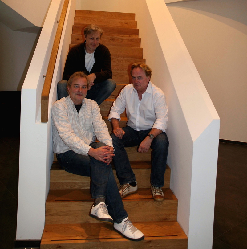Bleiben Partner: Klaus Hoffmann (r.) und Indigo||Zur Unterzeichnung des neuen Vertrags trafen sich (v.l.n.r.): Jörn Heinecker (Geschäftsführer Indigo), Anders Sjölin (Verkaufsleiter Indigo...