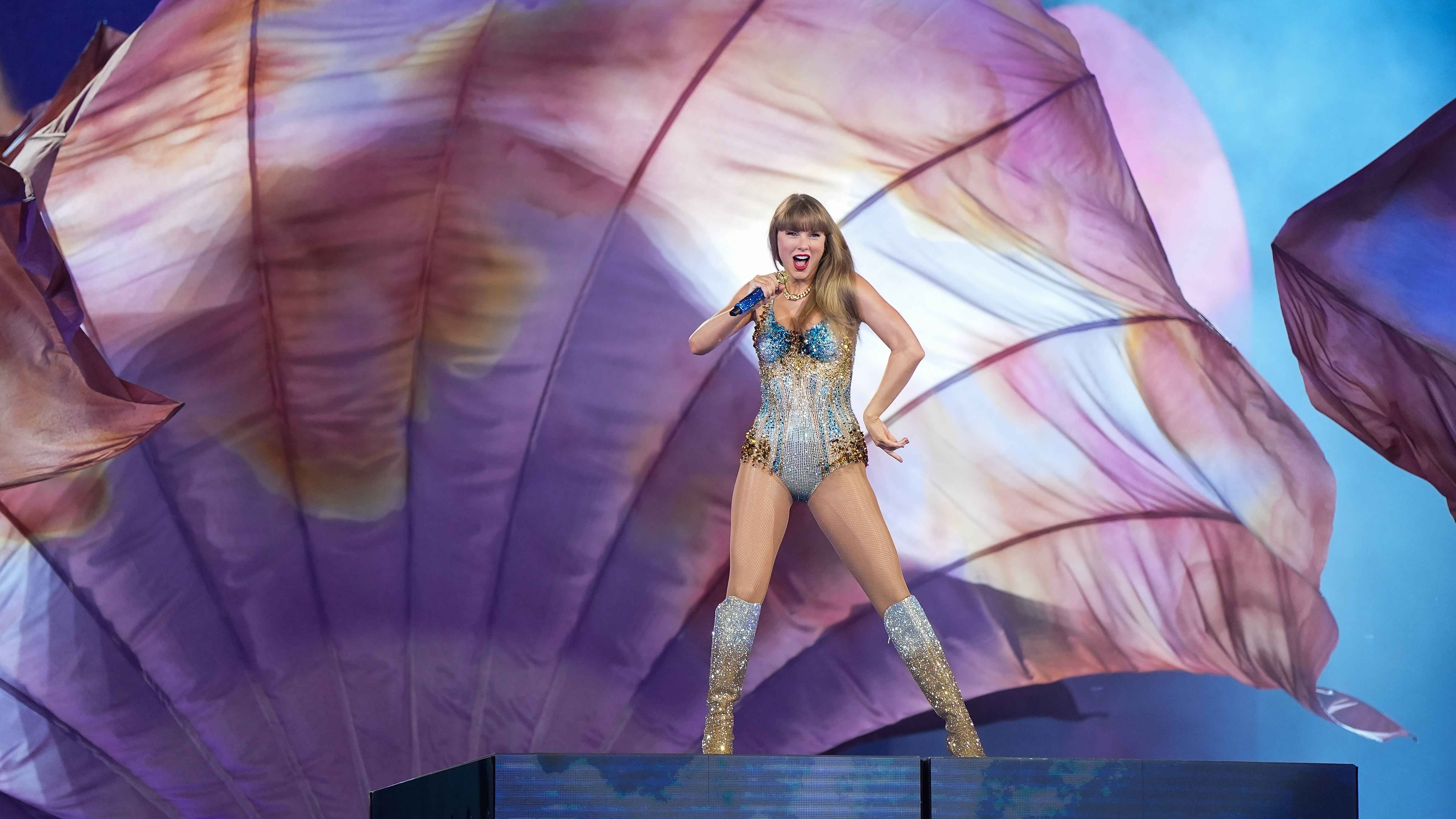 9e10bf2b 0783 4762 9e98 3ea9da89fc9f Schafft mit "Lover (Live From Paris)" einen neuen Rekord in den UK-Charts: Tayor Swift.