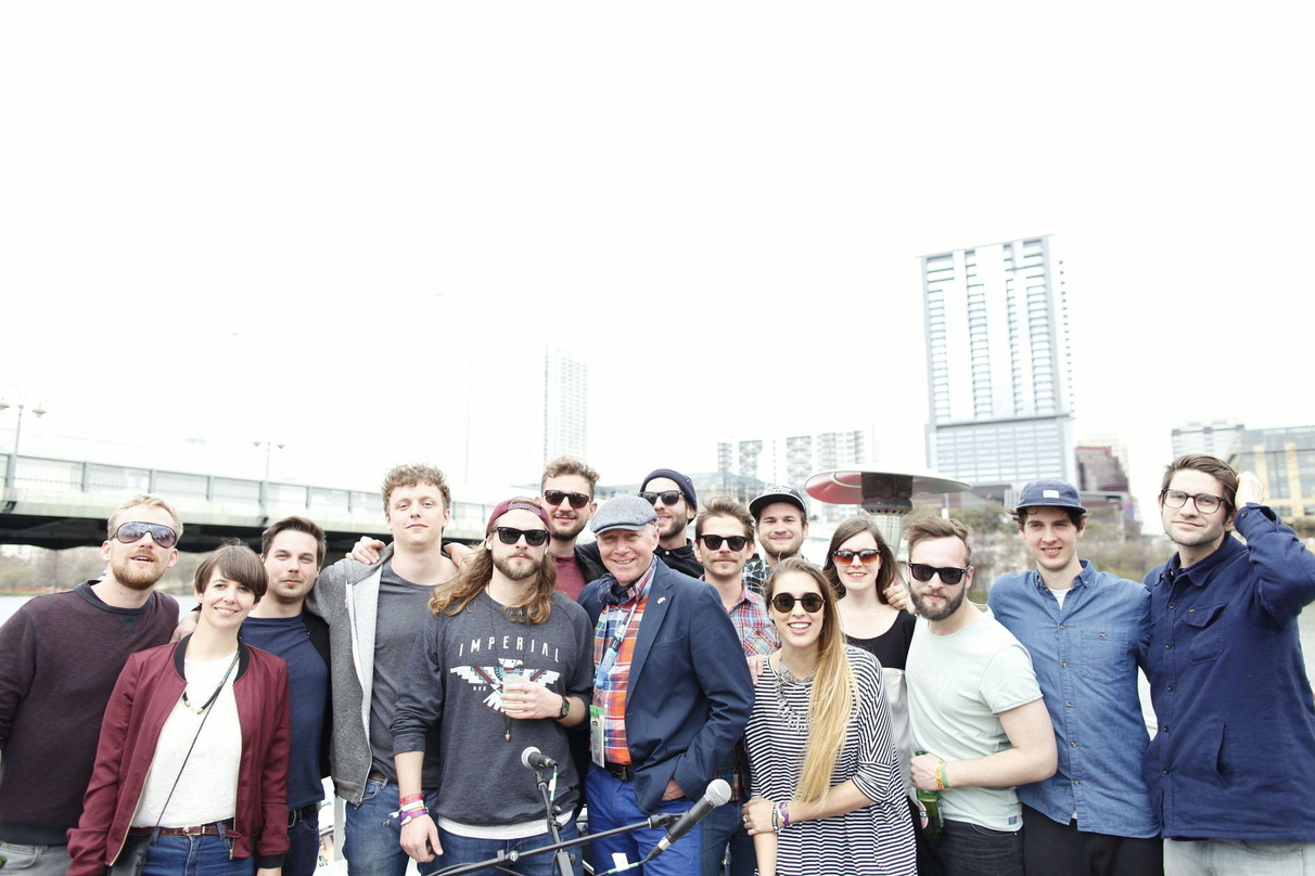 Alle in einem Boot: Mike Heisel (Initiative Musik) und Katja Hermes (Sound Diplomacy) (2. von links) inmitten der Bands Mighty Oaks, Claire und Roosevelt beim "Wunderbar - German Bands On ...