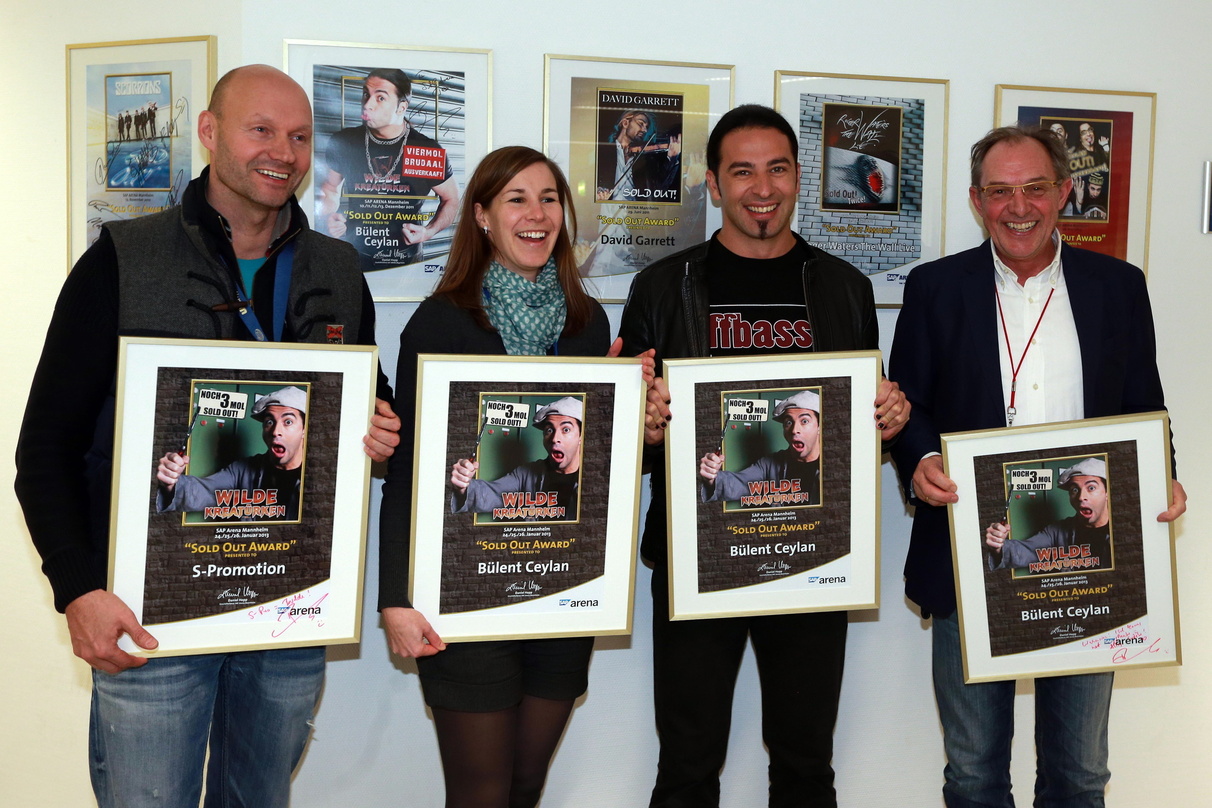 Bei der Übergabe des Sold Out Awards (von links): Stefan Schornstein (Geschäftsführer S-Promotion Event), Hanni Dörr (Event Management SAP Arena), Bülent Ceylan und Ziggy Grimm (Event Mana...