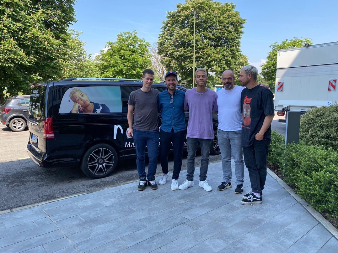 Gemeinsam beim ESC in Turin (von links): Dirk Geibel (Senior Director Marketing Electrola), Leonard Prasuhn (Director A&R Electrola), Malik Harris, Ralf Schedler (General Manager Electrola...