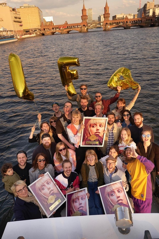 Feierten auf der Spree: Lea (Mitte) und ihr Team