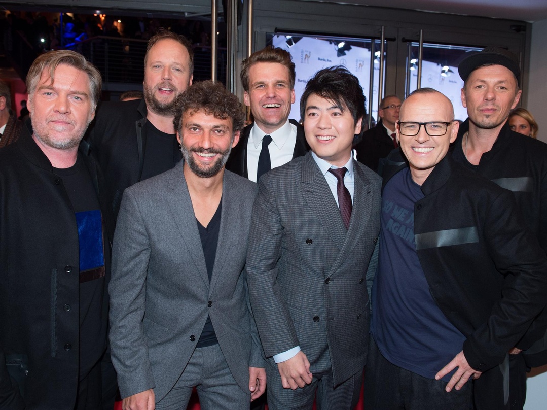 Bei der Bambi-Verleihung in Berlin (von links): And.Ypsilon und Smudo von den Fantastischen Vier, Jonas Kaufmann, Philip Ginthör und Lang Lang sowie Thomas D. und Michi Beck (beide Fantast...