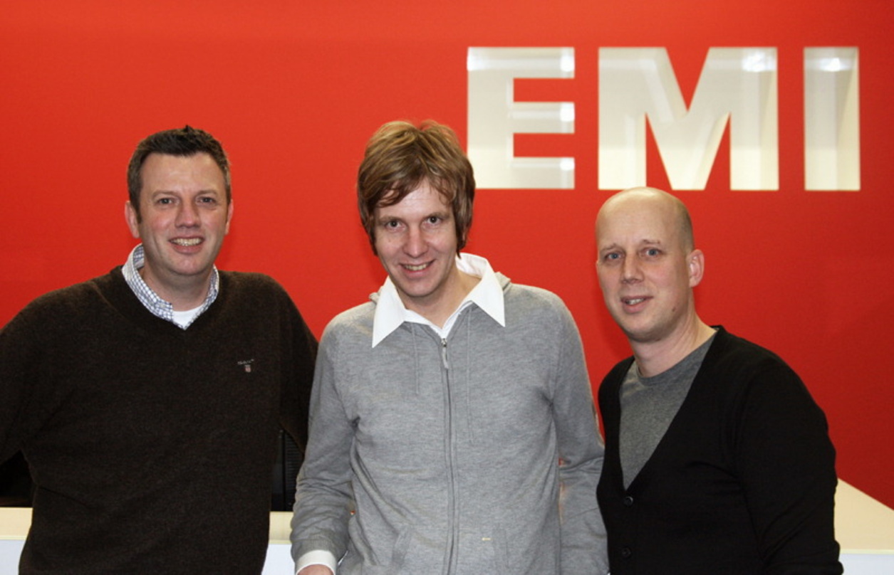 Als Partner grüßen (v.l.n.r): Peter Band (Management Public Entertainment), Frank Acker, Manfred Rolef (VP Electrola GSA) sowie Frank mit der Bummelfee, dem sprechenden Baum Alfons und dem...