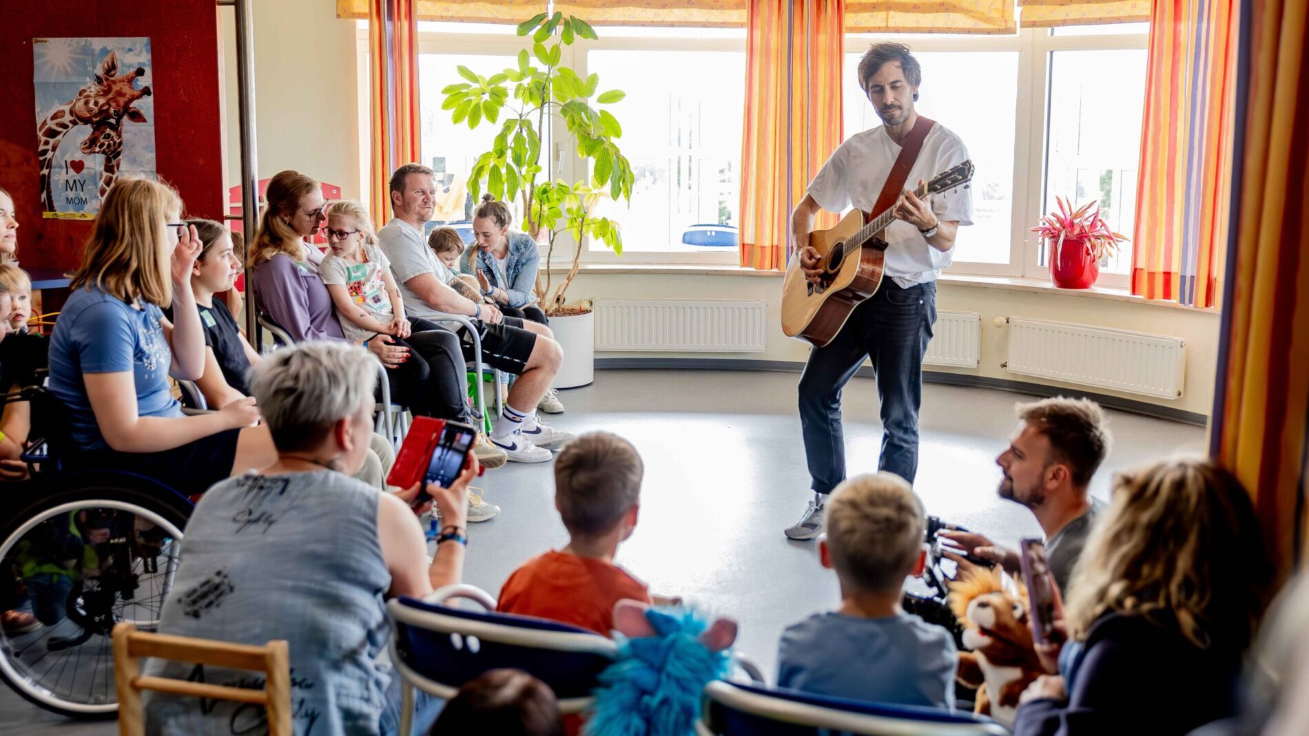 9e625aec a880 4284 9285 7480dfe24c3a Ist einer der Paten für den Verein: Max Giesinger, hier bei einem Kinderklinikkonzert.
