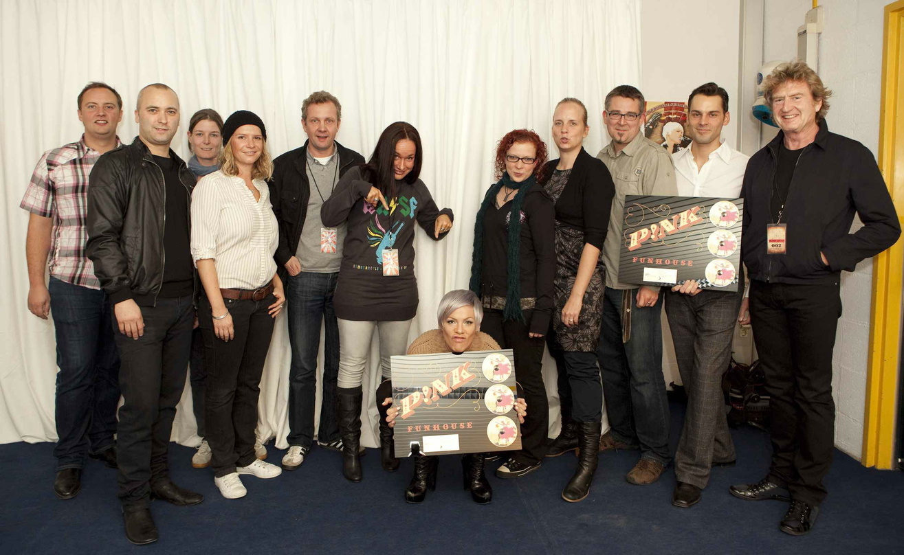 Posierten mit Platin: Pink und Sony Music||Zur Verleihung des Platin-Awards trafen sich (v.l.n.r.): Nicolai Bader (Manager Promotion Coordination Sony Music International), Stefan Goebel (...