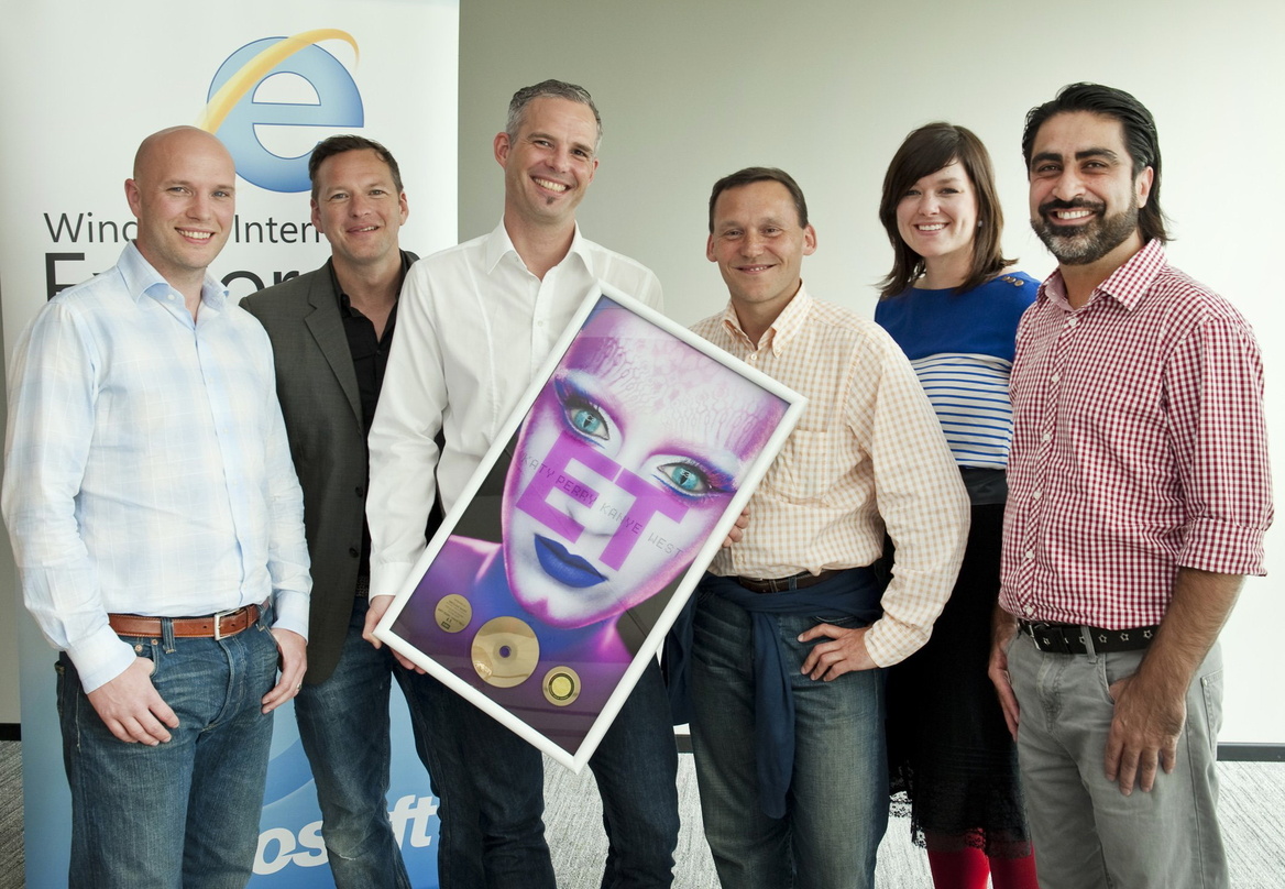 Bei der Gold-Verleihung (v.l.n.r.): Jan Mehlhose (Head of Marketing GSA EMI Music Germany), Ruben Wester-Ebbinghaus (Group Head PR Avantgarde Gesellschaft für Kommunikation), Nikolaus Baue...