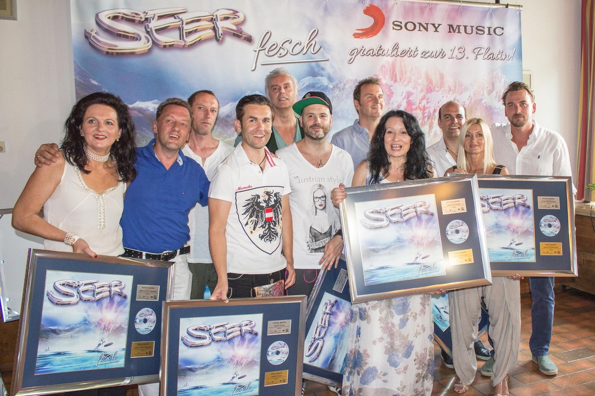 Bei der Verleihung (von links): Sonja und Gustl Viertbauer (Management der Seer), Wolfgang Luckner, Jürgen Leitner, Alfred Jaklitsch, Thomas Eder, Dietmar Kastowsky, Sabine Holzinger, Mari...