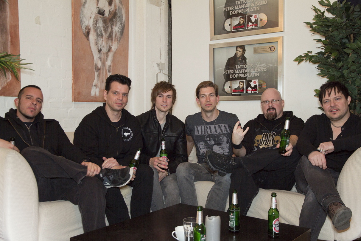 Bei der Vertragsunterzeichnung (von links) Marshall Stephens (Darkhaus), Gero Herrde (A&R SPV), Kenny Hanlon, Rupert Keplinger, Gary Meskil und Paul Keller