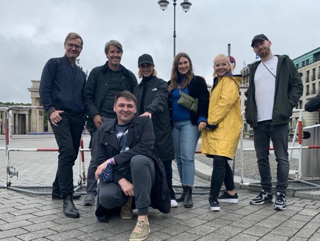 Gingen im Umfeld von Fridays For Future miteinander auf die Straße (von links): Michael Frohoff (Kruger Media), Olivier Lacourt und Przemyslaw Sniadala (beide Wagram Stories), die Künstler...