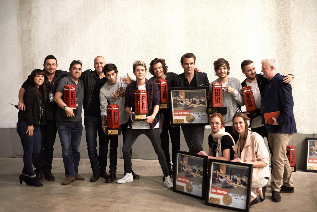 Bei der Edelmetallverleihung in Düsseldorf: One Direction mit dem Team von Sony Music