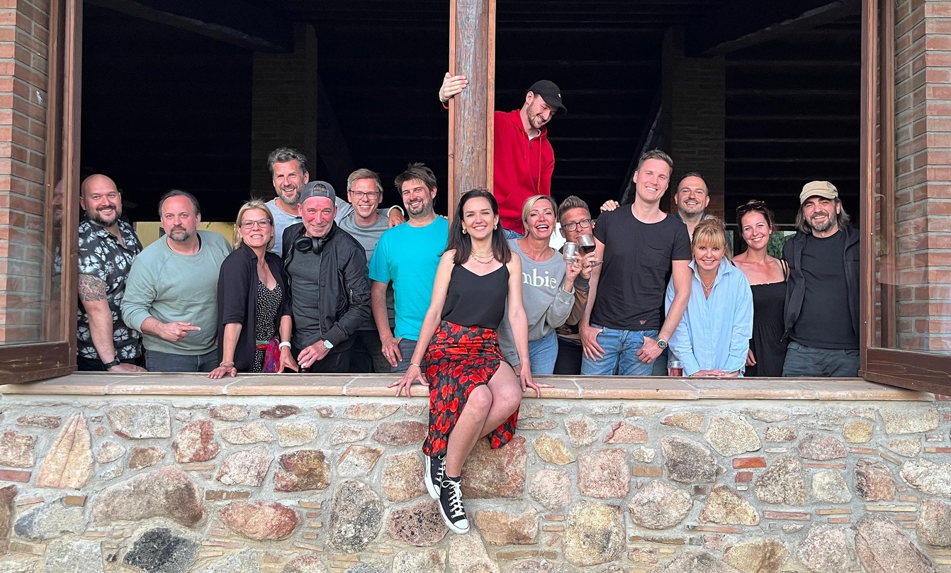 In der Villa Mas Sant Jordi: Romy Kirsch (Mitte) mit den Autor:innen von Lucile-Meisel sowie Chris Gronau (sechster von links) und Kirsten Meisel (dritte von rechts)