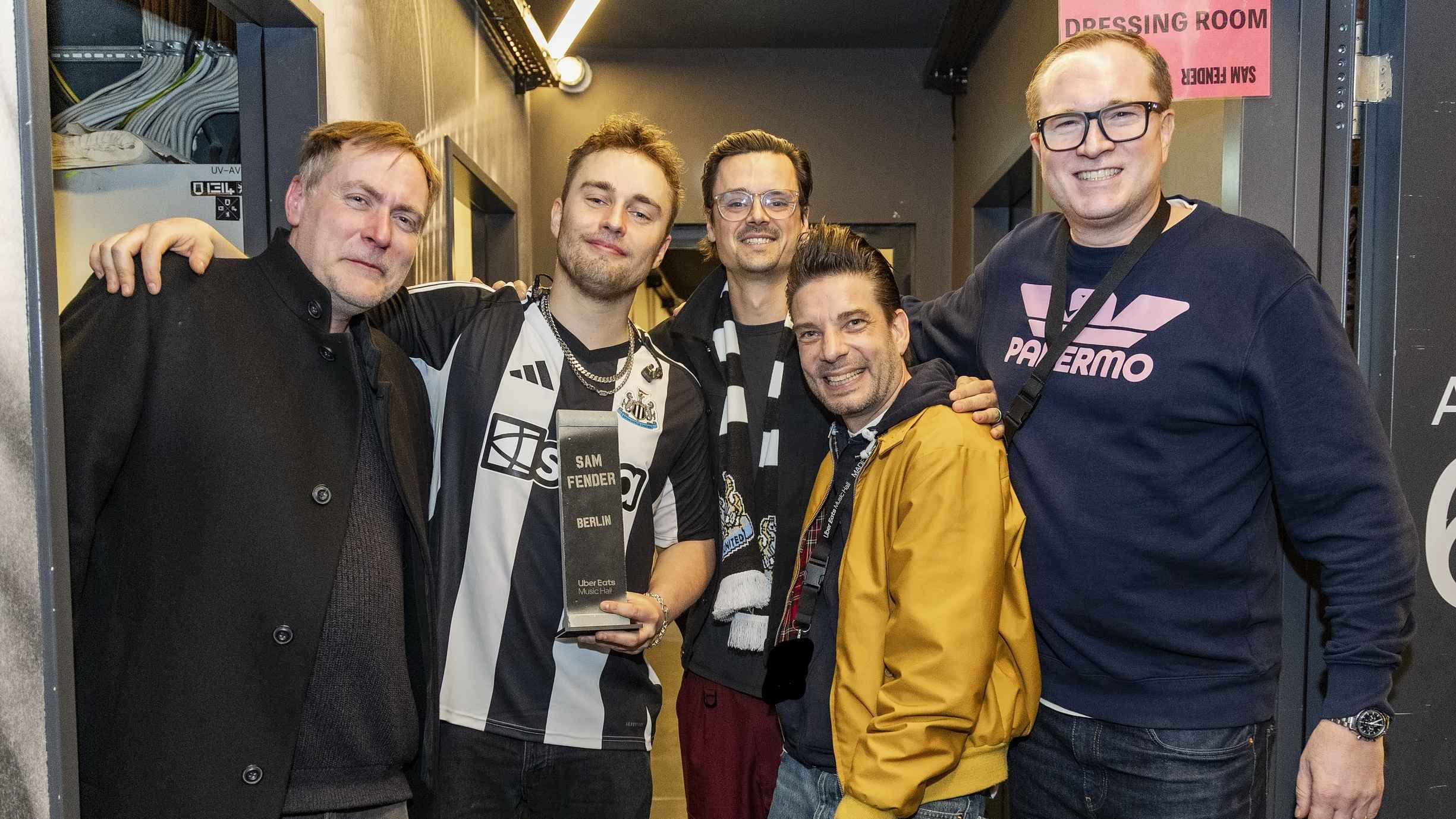 Trafen sich nach der Show im Backstage der Uber Eats Music Hall (von links): Hauke Steinhof (Zart Agency), Sam Fender, Maximilian Wentzler (Zart Agency), Dennis Krause (Senior Booking Mana...