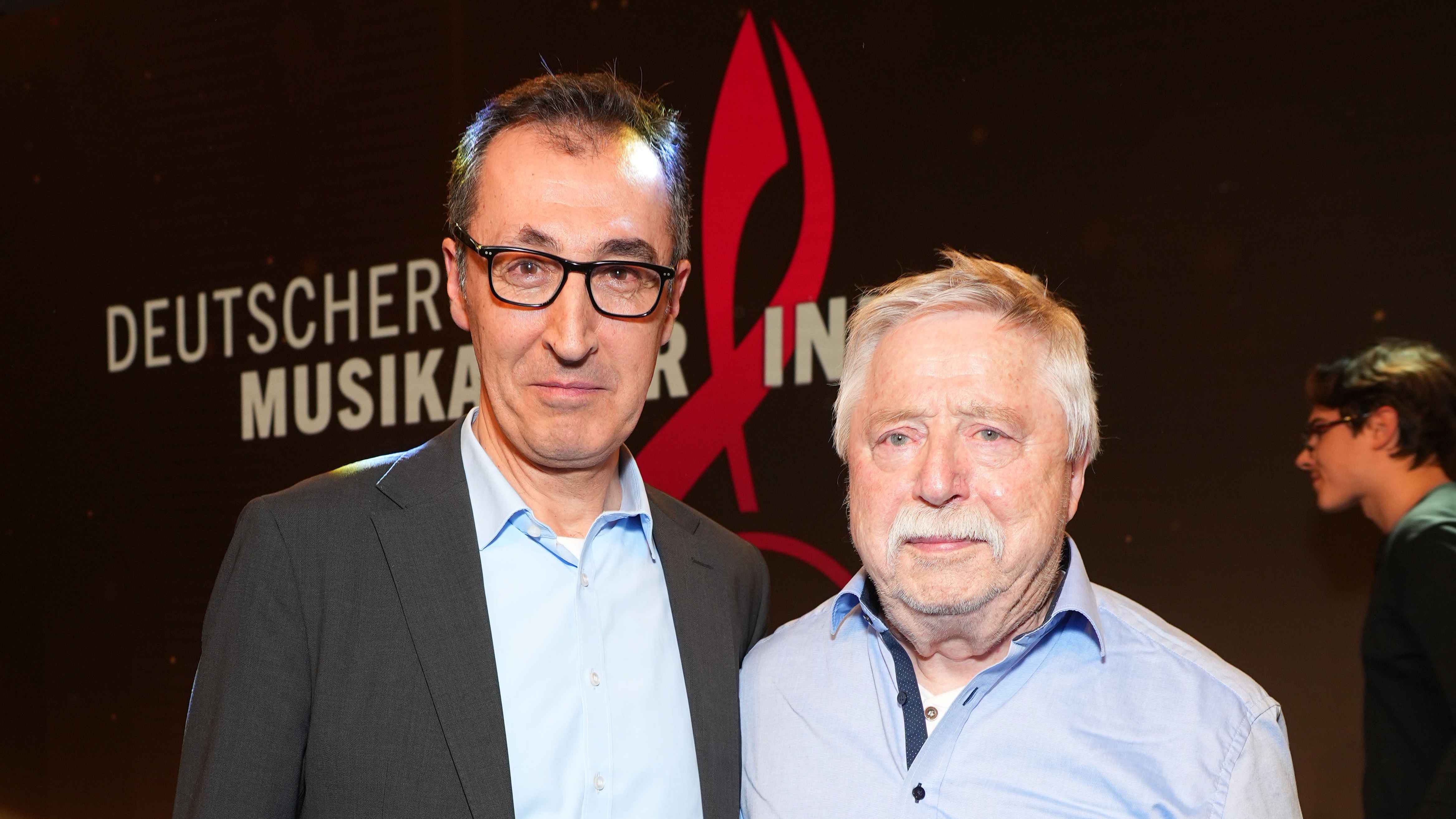 Der noch amtierende Bundesminister Cem Özdemir (links) hielt die Laudatio auf Lebenswerk-Preisträger Wolf Biermann.