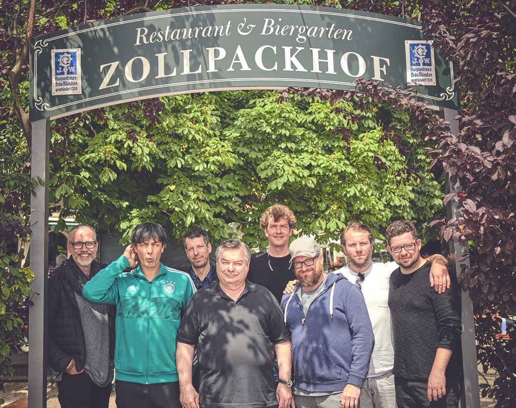 Trafen sich zur Pressekonferenz (von links): Marco Lorbach (A&R Universal Music), Matze "Jogi" Knop, Serhat Sakin (Silverjam/Madizin Music Lab), Sportmoderator Waldemar Hartmann, Jochen En...