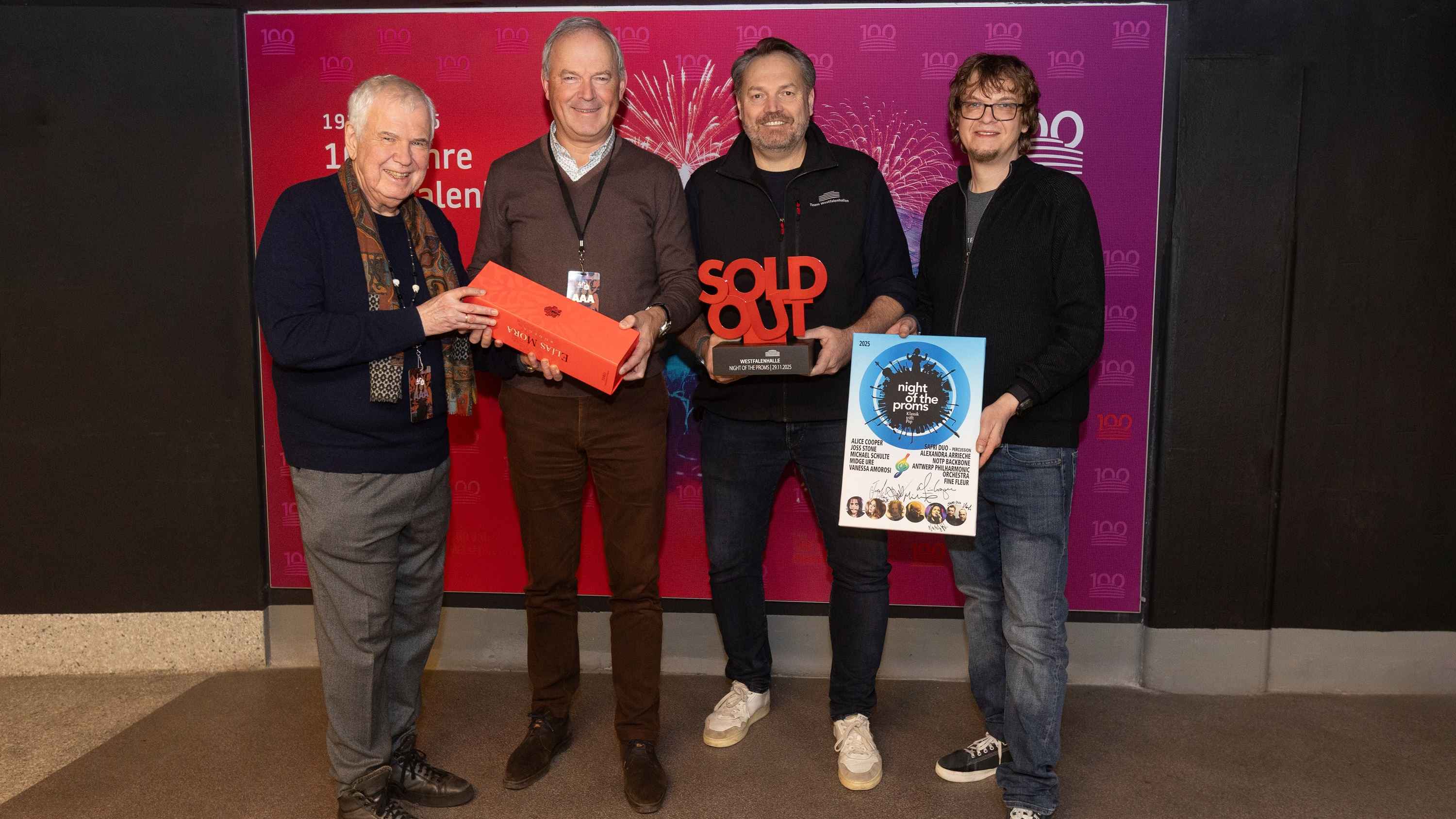 Bei der Award-Verleihung vor der Show (von links): Dirk Hohmeyer (P.S.E. Germany), Jan Vereecke (P.S.E. Belgium), Rainer Schüler (Bereichsleiter Westfalenhalle) und Lukas Hohmeyer (P.S.E. ...