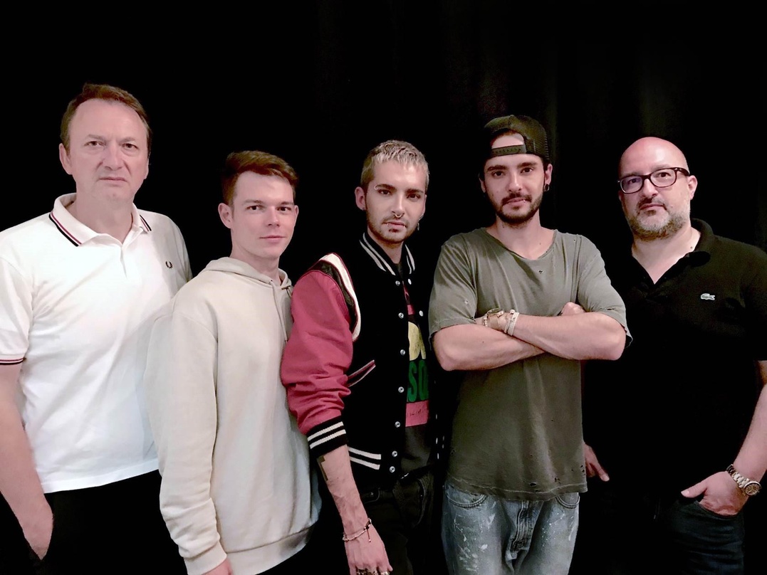 Arbeiten künftig zusammen (von links): Markus Hartmann (COO & Director Music Starwatch Entertainment), Georg Listing, Bill Kaulitz, Tom Kaulitz (alle Tokio Hotel) und Erik Jülicher (Head O...