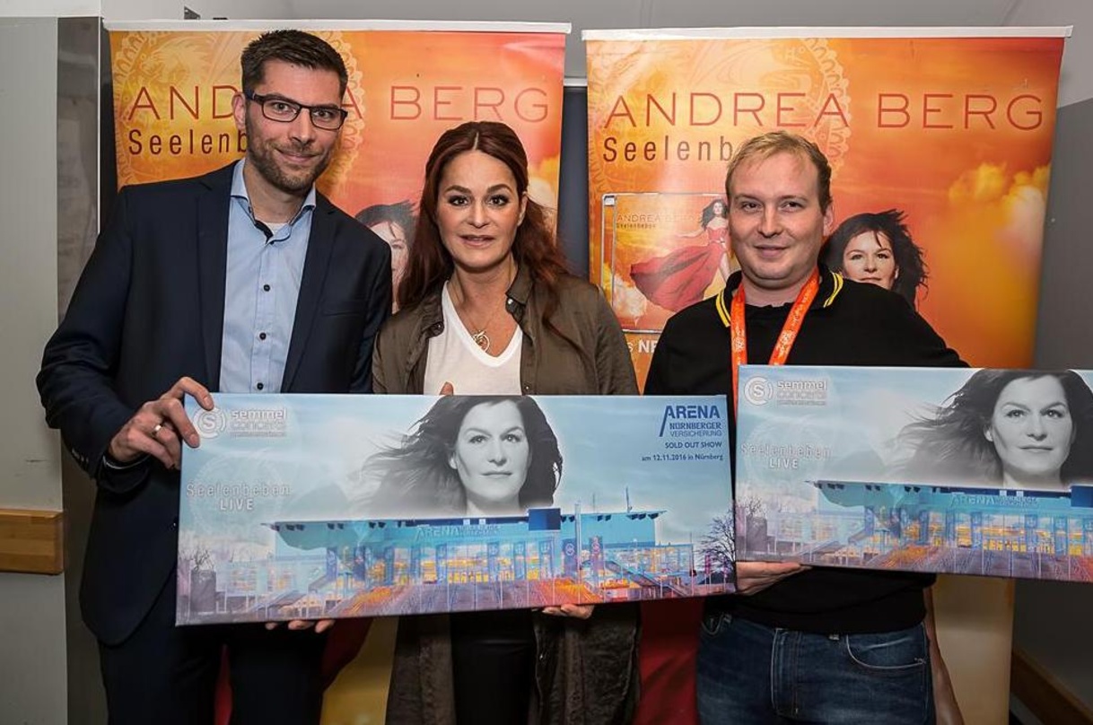 Bei der Preisverleihung (von links): Oliver Dürrbeck (Marketingleiter Arena Nürnberg Betriebs GmbH), Andrea Berg und Dominik Pilhofer (Projektleiter Semmel Concerts)